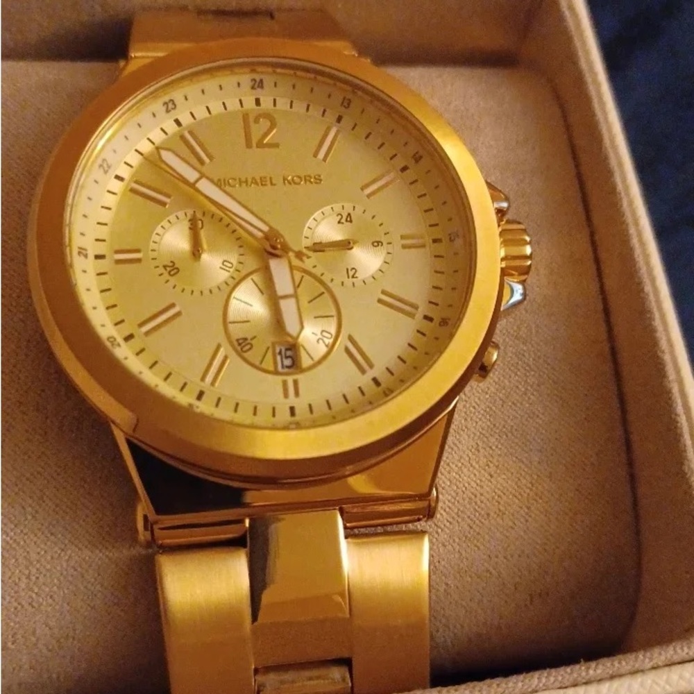 MICHEAL KORS WATCH MANS GOLD PSID 300$ asking 175.00 only wore 1 time like new